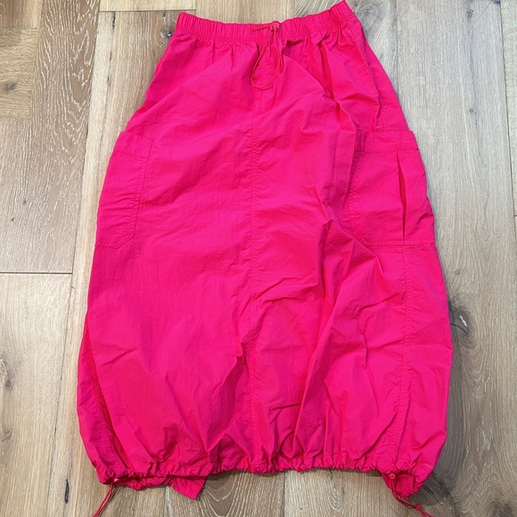 Love Tree Dresses & Skirts - Love Tree Nylon Parachute midi skirt Size Medium cargo pockets Gorpcore
